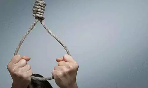 Indore : बोर्ड एग्जाम के स्ट्रेस में 17 साल के स्टूडेंट ने फांसी लगाकर जान दे दी Indore : बोर्ड एग्जाम के स्ट्रेस में 17 साल के स्टूडेंट ने फांसी लगाकर जान दे दी