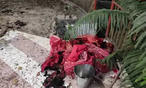 Bangladesh के कोमिला में पूजा करते समय हिंदुओं पर हमला Bangladesh के कोमिला में पूजा करते समय हिंदुओं पर हमला
