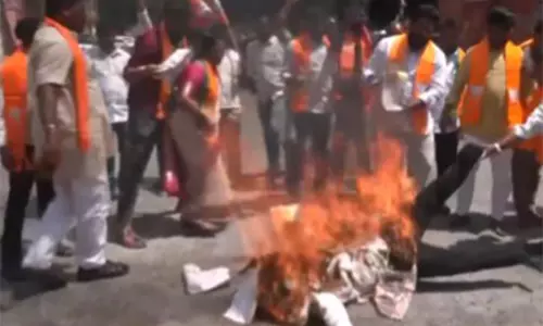 तेलंगाना ST मोर्चा ने ममता के खिलाफ प्रदर्शन किया तेलंगाना ST मोर्चा ने ममता के खिलाफ प्रदर्शन किया