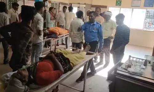 Morena में मजदूरों को ले जा रहा ट्रैक्टर स्टीयरिंग फेल होने से पलटा; घायलों में 8 महिलाएं Morena में मजदूरों को ले जा रहा ट्रैक्टर स्टीयरिंग फेल होने से पलटा; घायलों में 8 महिलाएं
