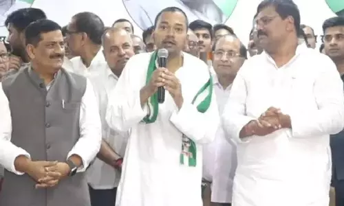 निशांत कुमार JDU में शामिल हुए, पटना में पार्टी का स्कार्फ़ पहना निशांत कुमार JDU में शामिल हुए, पटना में पार्टी का स्कार्फ़ पहना