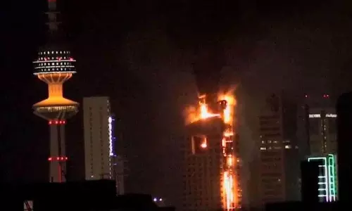 Kuwait City में ईरानी ड्रोन हमले के बाद ऊंची इमारत में आग लग गई Kuwait City में ईरानी ड्रोन हमले के बाद ऊंची इमारत में आग लग गई