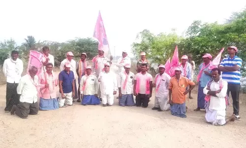 Bandaramaram-Gundepuri सड़क निर्माण शुरू करवाने के लिए घुटनों पर बैठकर विरोध प्रदर्शन Bandaramaram-Gundepuri सड़क निर्माण शुरू करवाने के लिए घुटनों पर बैठकर विरोध प्रदर्शन