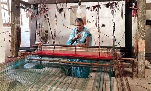 Karnataka : बुनाई के पेशे में महिलाओं का दबदबा Karnataka : बुनाई के पेशे में महिलाओं का दबदबा