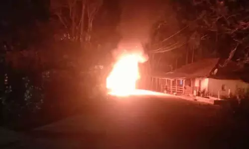 Shivamogga में अचानक लगी आग: ओमनी गाड़ी पूरी तरह जल गई Shivamogga में अचानक लगी आग: ओमनी गाड़ी पूरी तरह जल गई