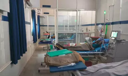 Davangere : जिला अस्पताल के डायलिसिस सेंटर में टॉयलेट के लिए मारामारी