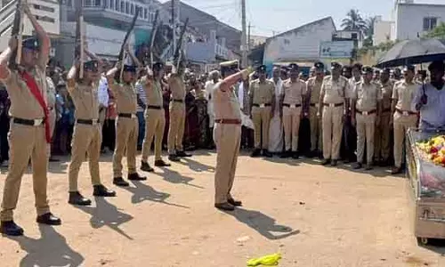 Kadaranaikanahalli : रिटायर्ड सैनिक का राजकीय सम्मान के साथ अंतिम संस्कार किया गया Kadaranaikanahalli : रिटायर्ड सैनिक का राजकीय सम्मान के साथ अंतिम संस्कार किया गया