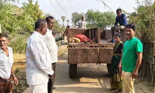 Sarpanch की देखरेख में अनाथ के शव का अंतिम संस्कार