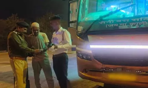 Panchkula में पुलिस ने बिना परमिट वाली बस को ज़ब्त किया Panchkula में पुलिस ने बिना परमिट वाली बस को ज़ब्त किया