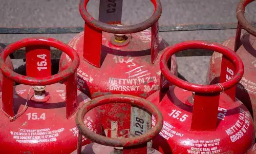 कांग्रेस ने LPG की बढ़ती कीमतों का विरोध किया कांग्रेस ने LPG की बढ़ती कीमतों का विरोध किया