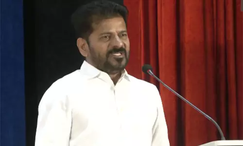CM रेवंत रेड्डी ने माओवादियों से सामूहिक सरेंडर के बाद लोकतांत्रिक प्रक्रिया में शामिल होने का आग्रह किया CM रेवंत रेड्डी ने माओवादियों से सामूहिक सरेंडर के बाद लोकतांत्रिक प्रक्रिया में शामिल होने का आग्रह किया