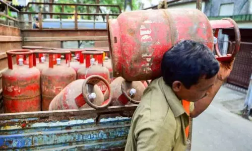 LPG की कीमतों में 60 रुपये की बढ़ोतरी LPG की कीमतों में 60 रुपये की बढ़ोतरी
