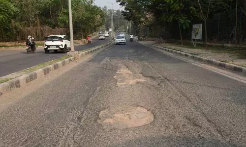 Chandigarh MC ने रोड री-कारपेटिंग के काम के लिए 30 करोड़ रुपये के नए टेंडर जारी किए Chandigarh MC ने रोड री-कारपेटिंग के काम के लिए 30 करोड़ रुपये के नए टेंडर जारी किए