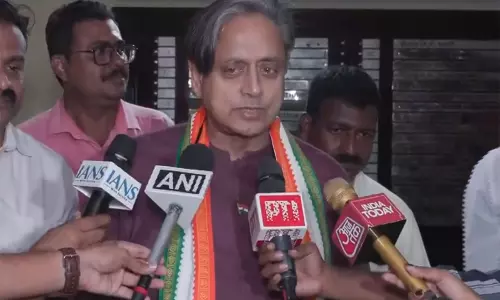 स्पीकर पर अविश्वास से विपक्ष को मौका: Tharoor