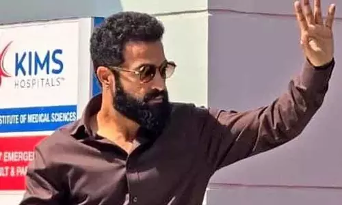 एयरपोर्ट पर Jr. NTR के लिए उमड़ा जनसैलाब एयरपोर्ट पर Jr. NTR के लिए उमड़ा जनसैलाब