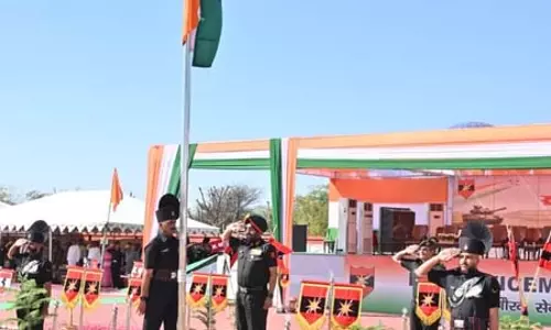 चूरू में सेना का शक्ति प्रदर्शन, मिलिट्री पाइप बैंड की गूंज के बीच दिखा युद्ध कौशल चूरू में सेना का शक्ति प्रदर्शन, मिलिट्री पाइप बैंड की गूंज के बीच दिखा युद्ध कौशल