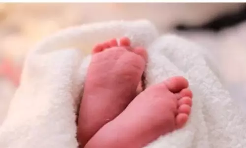Hospital ने नवजात का शव प्लास्टिक में छोड़ा, परिवार को सौंपा