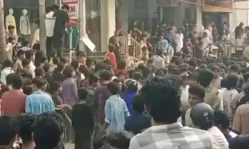 एक रुपये के जूते के ऑफर से अफरा-तफरी, पुलिस ने Lathicharge किया