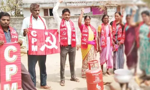 गैस की कीमतों में बढ़ोतरी गरीबों पर बोझ: CPM नेताओं ने विरोध किया गैस की कीमतों में बढ़ोतरी गरीबों पर बोझ: CPM नेताओं ने विरोध किया
