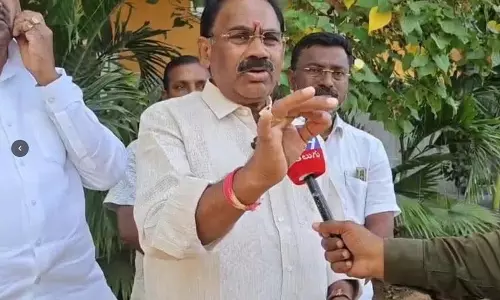 Ex-MLA कुसुकुंतला प्रभाकर रेड्डी ने दिंडी परियोजना में भेदभाव रोकने की मांग की Ex-MLA कुसुकुंतला प्रभाकर रेड्डी ने दिंडी परियोजना में भेदभाव रोकने की मांग की