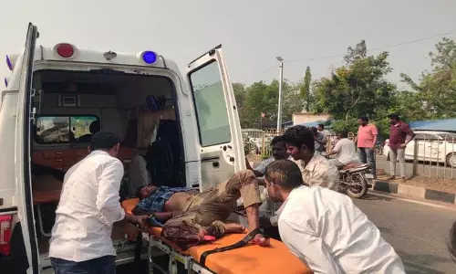 Singareni के कर्मचारियों ने खतरे में फंसे मोटर चालक की मदद की Singareni के कर्मचारियों ने खतरे में फंसे मोटर चालक की मदद की