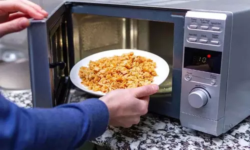 क्या microwave में खाना पकाते समय उसे ढक कर रखना चाहिए? एक्सपर्ट्स क्या कहते हैं?