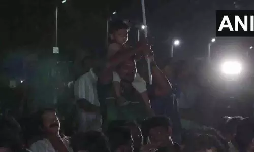 Kerala में फैंस ने झंडा लहराते हुए टीम इंडिया के लिए किया जोरदार चीयर Kerala में फैंस ने झंडा लहराते हुए टीम इंडिया के लिए किया जोरदार चीयर