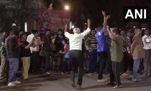 मुंबई में क्रिकेट उत्सव: फैंस डांस और पटाखों के साथ टीम इंडिया के लिए कर रहे जश्न मुंबई में क्रिकेट उत्सव: फैंस डांस और पटाखों के साथ टीम इंडिया के लिए कर रहे जश्न
