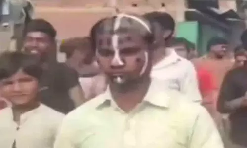 Muzaffarpur के ग्रामीणों ने छेड़छाड़ के आरोप में एक व्यक्ति का सिर मुंडवा दिया Muzaffarpur के ग्रामीणों ने छेड़छाड़ के आरोप में एक व्यक्ति का सिर मुंडवा दिया