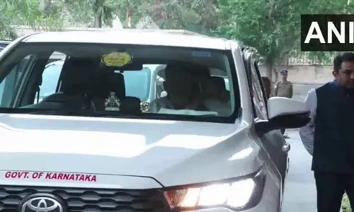 कर्नाटक उपमुख्यमंत्री डी.के. शिवकुमार दिल्ली में कर्नाटक भवन पहुंचे