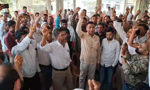 धुबरी में AIUDF में अंदरूनी झगड़ा, अली अकबर मिया की पार्टी जॉइनिंग पर नाराज़गी धुबरी में AIUDF में अंदरूनी झगड़ा, अली अकबर मिया की पार्टी जॉइनिंग पर नाराज़गी