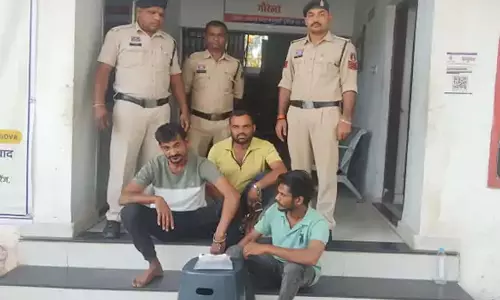 अवैध हथियार रखने के आरोप में तीन गिरफ्तार, एक नाबालिग भी संलिप्त अवैध हथियार रखने के आरोप में तीन गिरफ्तार, एक नाबालिग भी संलिप्त