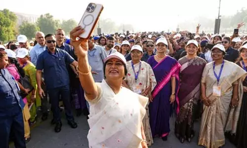 दिल्ली की सीएम रेखा गुप्ता कर्तव्य पथ पर शक्ति वॉक में हुईं शामिल दिल्ली की सीएम रेखा गुप्ता कर्तव्य पथ पर शक्ति वॉक में हुईं शामिल