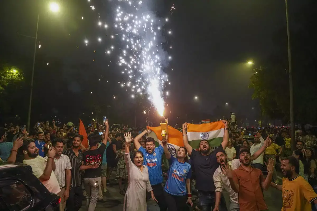 Delhi: भारत की जीत पर हर शहर में उत्सव, वर्ल्ड कप जीत पर सड़कों पर जश्न Delhi: भारत की जीत पर हर शहर में उत्सव, वर्ल्ड कप जीत पर सड़कों पर जश्न