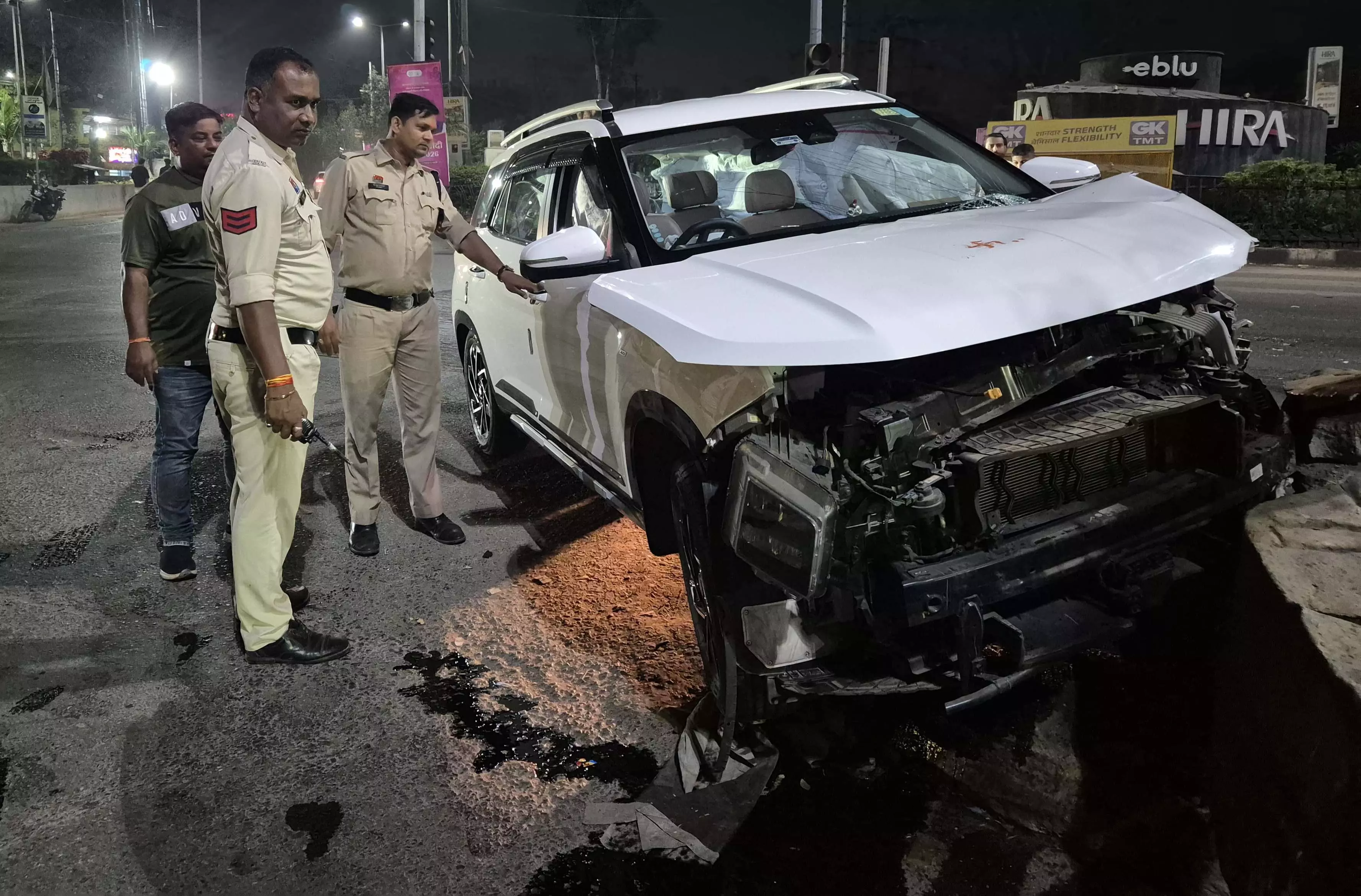 नशा माफिया के गुर्गे ने तेलीबांधा में तेज रफ्तार कार दौड़ाई, सामने से ट्रक से टकराया नशा माफिया के गुर्गे ने तेलीबांधा में तेज रफ्तार कार दौड़ाई, सामने से ट्रक से टकराया