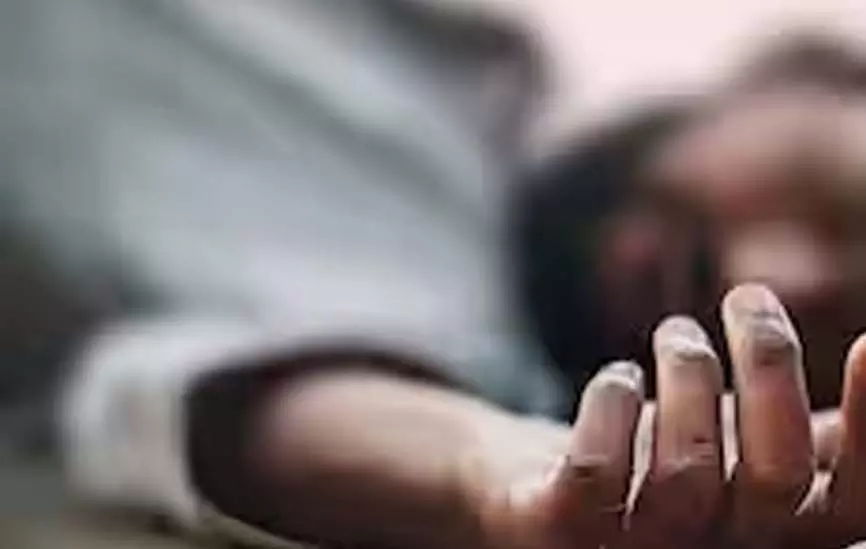 घर में खूनी संघर्ष को अंजाम देकर फंदे में लटका युवक, पत्नी और बेटे की हालत नाजुक घर में खूनी संघर्ष को अंजाम देकर फंदे में लटका युवक, पत्नी और बेटे की हालत नाजुक