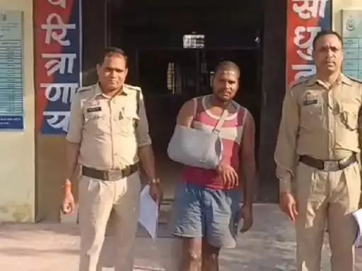 खंडहर भवन में लोहा चोरी, घायल हालत में चोर गिरफ्तार खंडहर भवन में लोहा चोरी, घायल हालत में चोर गिरफ्तार
