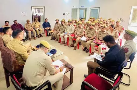 एसएसपी जोगिंदर सिंह ने दोमाना-अखनूर पुलिस अधिकारियों से मीटिंग की: सतर्कता, पेट्रोलिंग और सरप्राइज नाकों पर जोर एसएसपी जोगिंदर सिंह ने दोमाना-अखनूर पुलिस अधिकारियों से मीटिंग की: सतर्कता, पेट्रोलिंग और सरप्राइज नाकों पर जोर