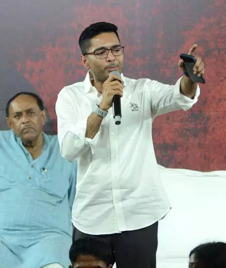 अभिषेक बनर्जी का केंद्र पर तीखा हमला, कहा- पूरा तंत्र बंगाल के खिलाफ, फिर भी बंगाल मजबूत अभिषेक बनर्जी का केंद्र पर तीखा हमला, कहा- पूरा तंत्र बंगाल के खिलाफ, फिर भी बंगाल मजबूत