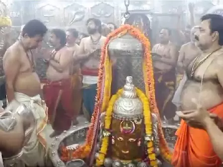 माथे पर बेलपत्र और चंद्र लगाए बाबा महाकाल का अद्भुत शृंगार, रंग पंचमी पर अर्पित किया गया फूलों से बना रंग माथे पर बेलपत्र और चंद्र लगाए बाबा महाकाल का अद्भुत शृंगार, रंग पंचमी पर अर्पित किया गया फूलों से बना रंग