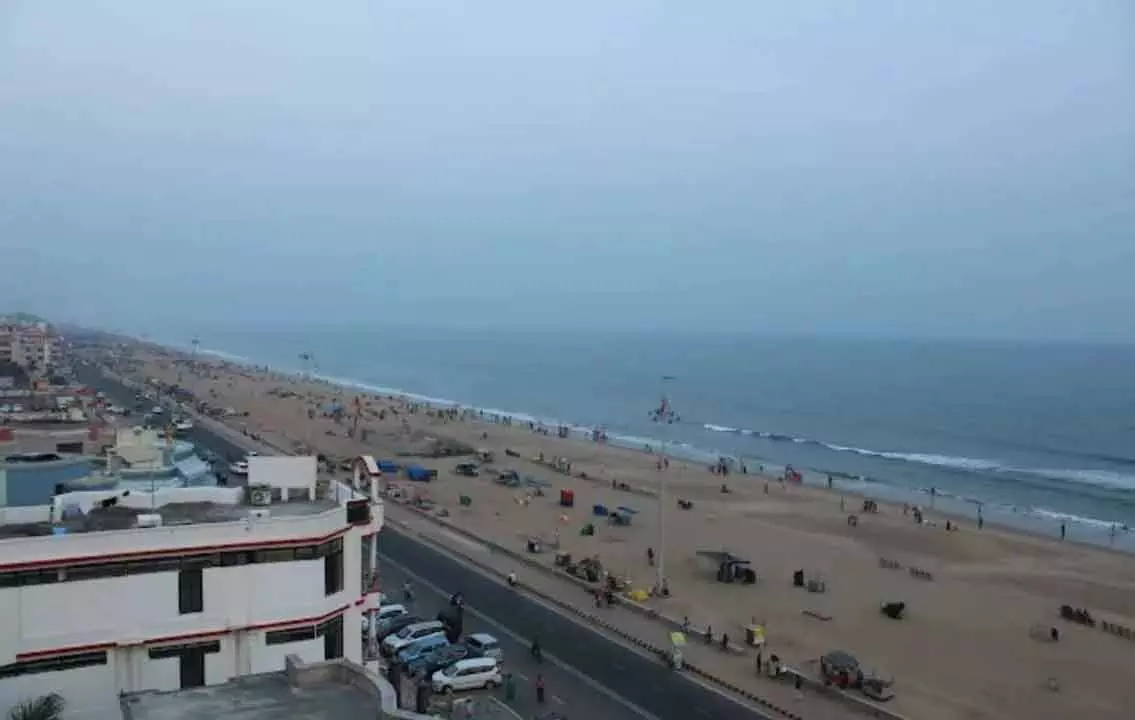 Puri बीच पर वेंडर के हमले में बंगाल का टूरिस्ट घायल Puri बीच पर वेंडर के हमले में बंगाल का टूरिस्ट घायल
