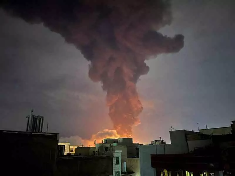 वेस्ट एशिया विवाद: Trump ने ईरान पर कड़ी कार्रवाई की चेतावनी, ईरानी राष्ट्रपति ने माफी मांगी वेस्ट एशिया विवाद: Trump ने ईरान पर कड़ी कार्रवाई की चेतावनी, ईरानी राष्ट्रपति ने माफी मांगी