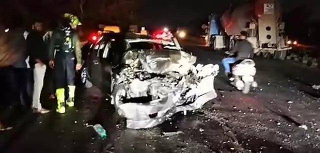 कार और लॉरी में टक्कर: Bengaluru के पास भयानक हादसे में तीन युवकों की मौत कार और लॉरी में टक्कर: Bengaluru के पास भयानक हादसे में तीन युवकों की मौत