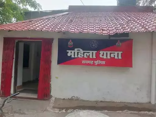 शादी के दूसरे दिन दहेज के लिए प्रताड़ित करने लगे ससुराल वाले, 4 लोगों को पुलिस ने बनाया आरोपी शादी के दूसरे दिन दहेज के लिए प्रताड़ित करने लगे ससुराल वाले, 4 लोगों को पुलिस ने बनाया आरोपी