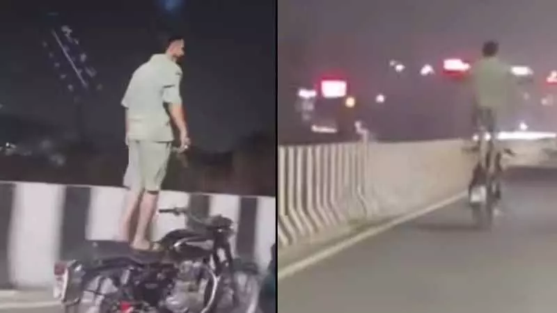 Ludhiana में युवक ने चलती मोटरसाइकिल पर खतरनाक स्टंट किया, पुलिस ने कार्रवाई का वादा किया Ludhiana में युवक ने चलती मोटरसाइकिल पर खतरनाक स्टंट किया, पुलिस ने कार्रवाई का वादा किया