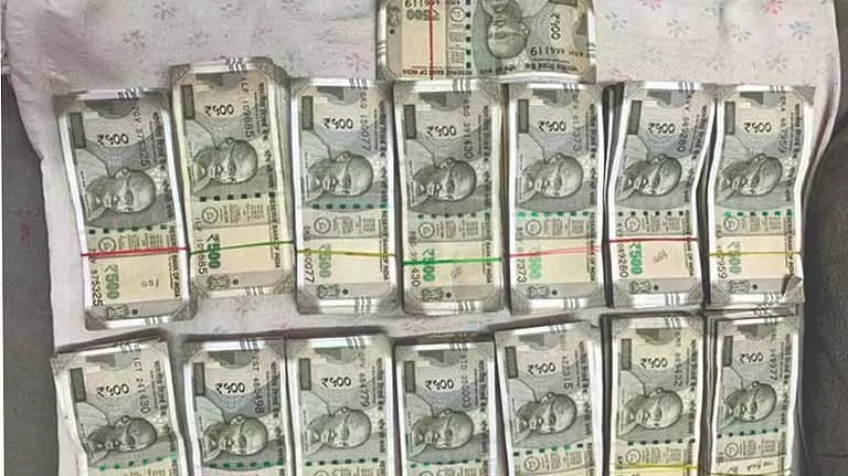 RPF ने चेन्नई में 58 लाख रुपये की बिना हिसाब की नकदी और सोना जब्त किया RPF ने चेन्नई में 58 लाख रुपये की बिना हिसाब की नकदी और सोना जब्त किया