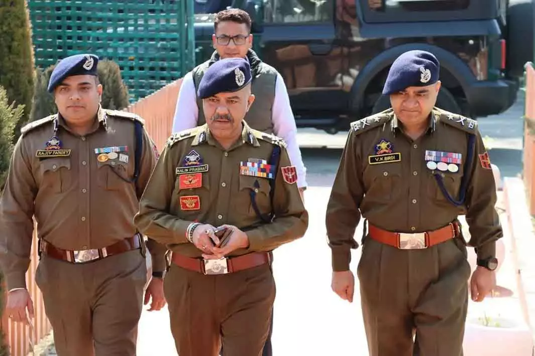 J&K पुलिस प्रमुख ने पुलवामा और शोपियां में सुरक्षा स्थिति की समीक्षा J&K पुलिस प्रमुख ने पुलवामा और शोपियां में सुरक्षा स्थिति की समीक्षा