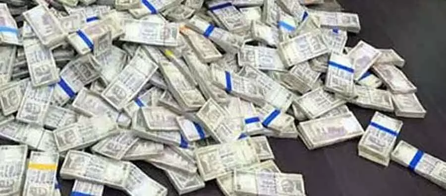 लोकायुक्त की छापेमारी: BDA के वन अधिकारी के पास ₹3.08 करोड़ की अवैध संपत्ति मिली लोकायुक्त की छापेमारी: BDA के वन अधिकारी के पास ₹3.08 करोड़ की अवैध संपत्ति मिली