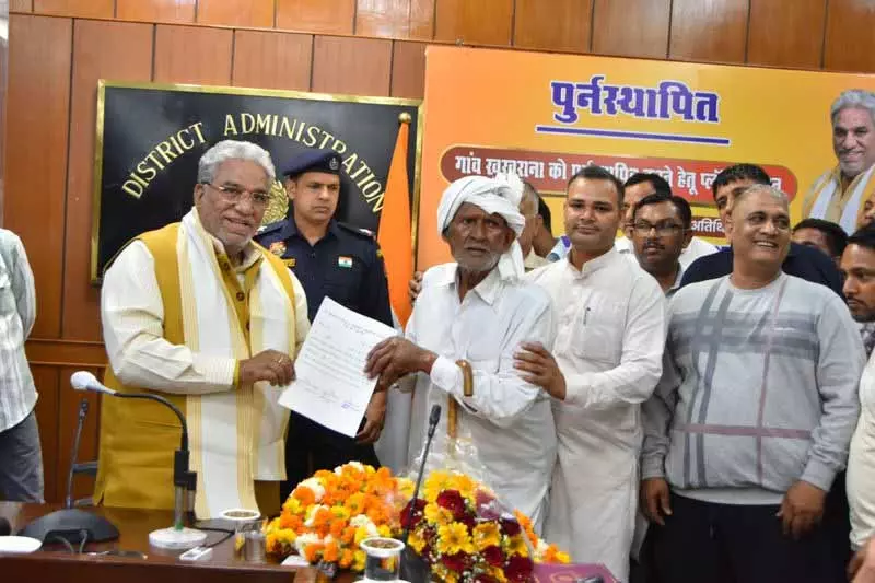 Khukharana के 445 गांववालों को नई जगह के लिए अलॉटमेंट लेटर मिले Khukharana के 445 गांववालों को नई जगह के लिए अलॉटमेंट लेटर मिले