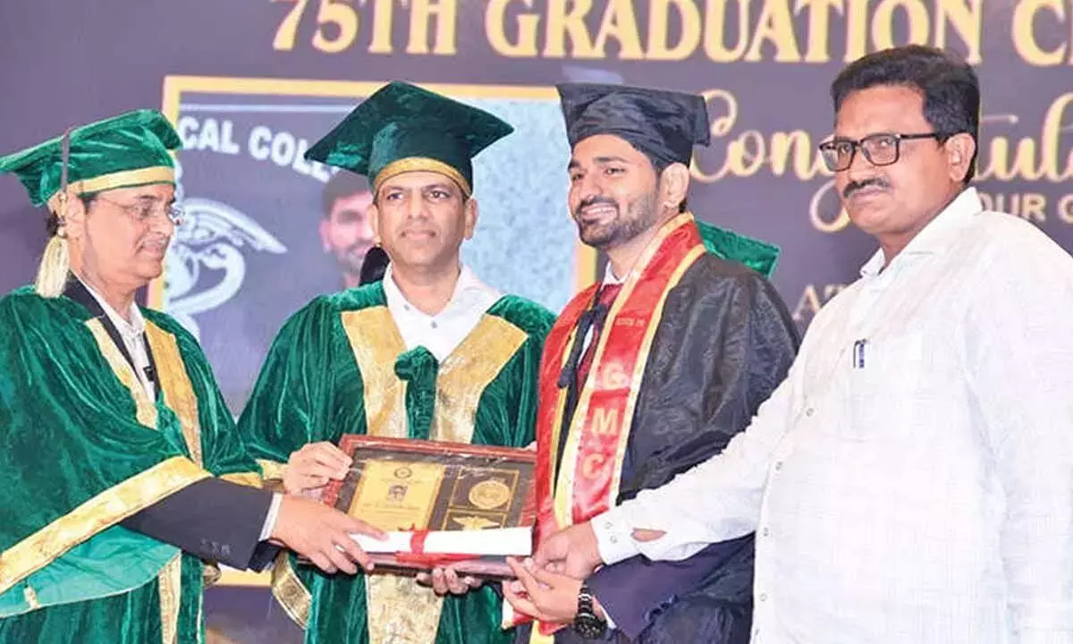 Andhra: ‘पैसे के पीछे मत भागो, ईमानदारी से मरीजों की सेवा करो’ Andhra: ‘पैसे के पीछे मत भागो, ईमानदारी से मरीजों की सेवा करो’